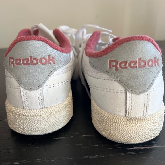 Women’s 7 Reeboks - Picture 4 of 4